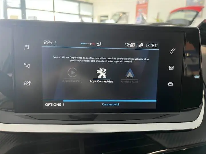 Écran tactile central du tableau de bord de la Peugeot 208 2021 affichant les options de connectivité et applications connectées.