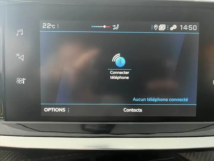 Écran tactile central de la Peugeot 208 affichant la connexion Bluetooth pour téléphone, avec température à 22°C et heure 14h50.
