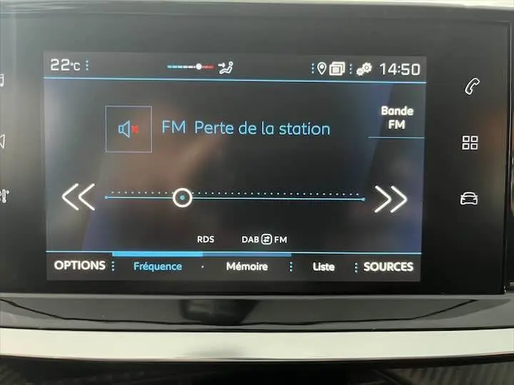 Écran tactile du système multimédia de la Peugeot 208 2021 affichant une perte de signal FM, intérieur noir.