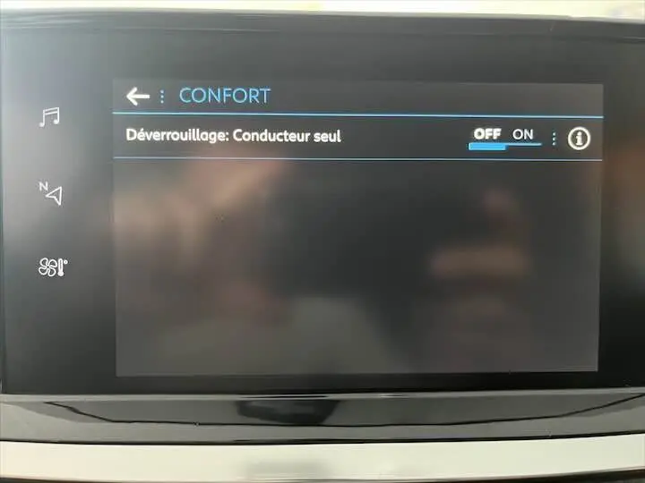 Écran tactile du tableau de bord de la Peugeot 208 2021 affichant le réglage confort pour déverrouillage conducteur seul.