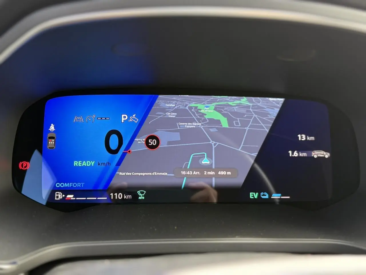 Tableau de bord numérique 10,2" du Renault Symbioz gris Rafale affichant navigation et informations de conduite.