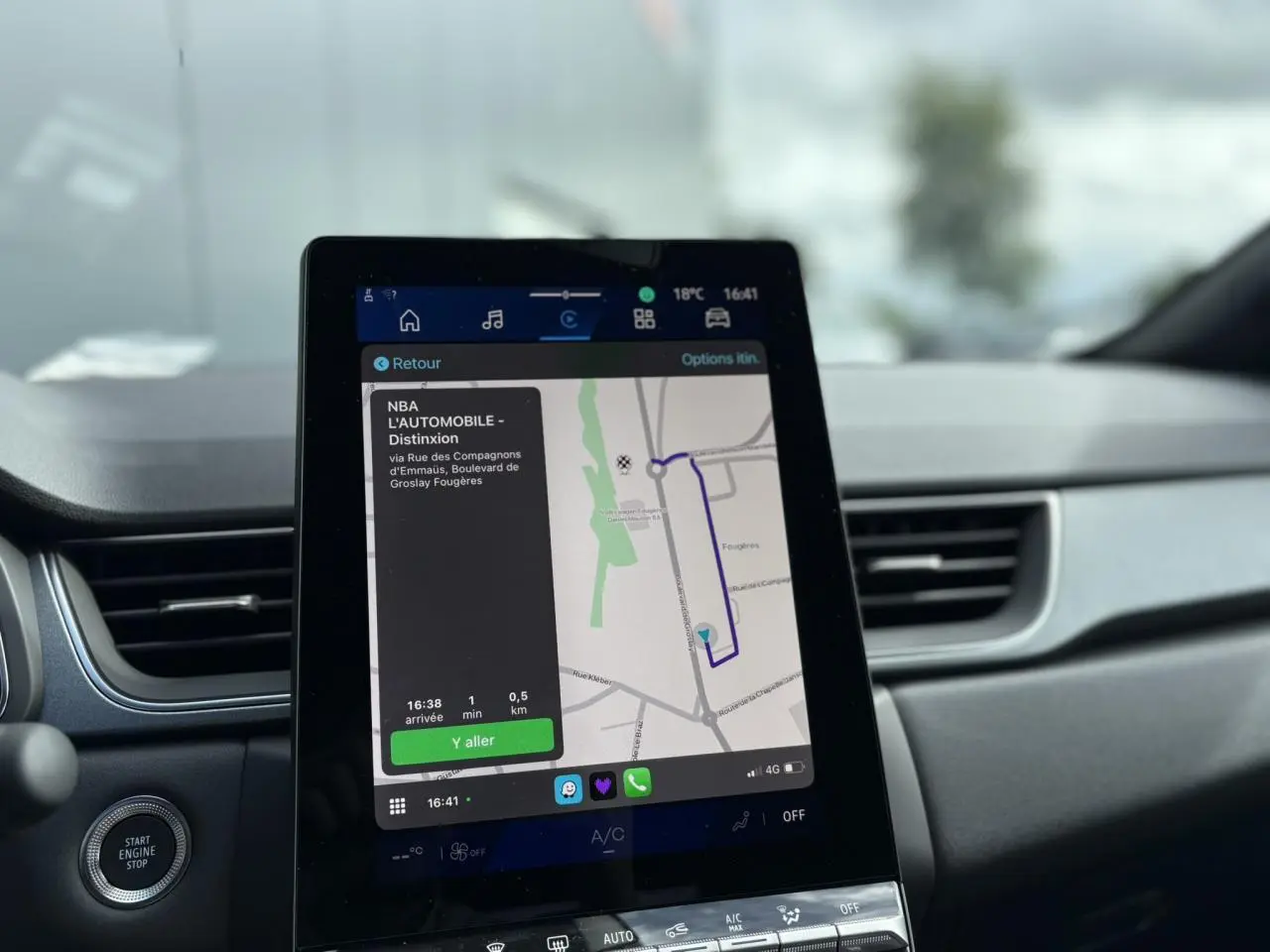 Écran tactile central affichant la navigation dans l'habitacle gris du Renault SYMBIOZ E-Tech Full Hybrid 2025