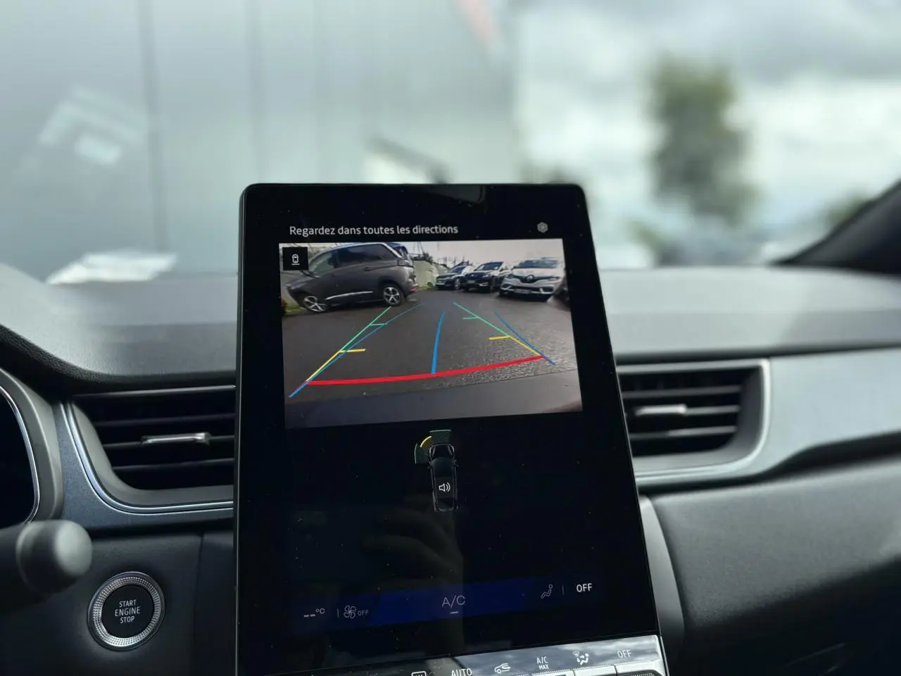 Écran tactile central montrant la caméra de recul d'une Renault Symbioz gris Rafale, vue intérieure avant.