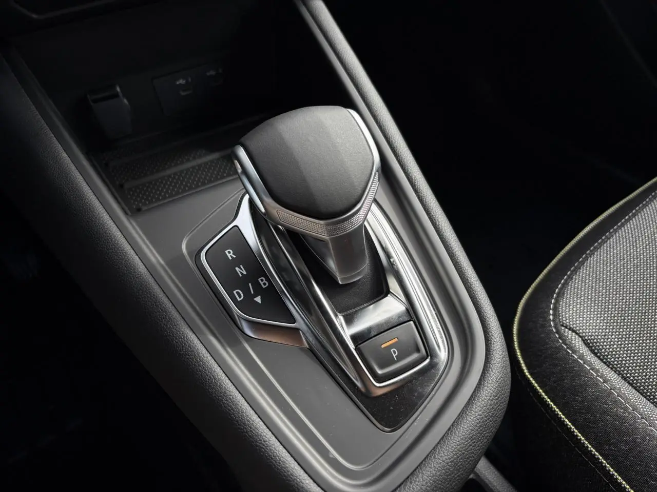 Le levier de vitesses automatique noir et chrome du Renault Symbioz E-Tech Full Hybrid, vu en gros plan côté console centrale.