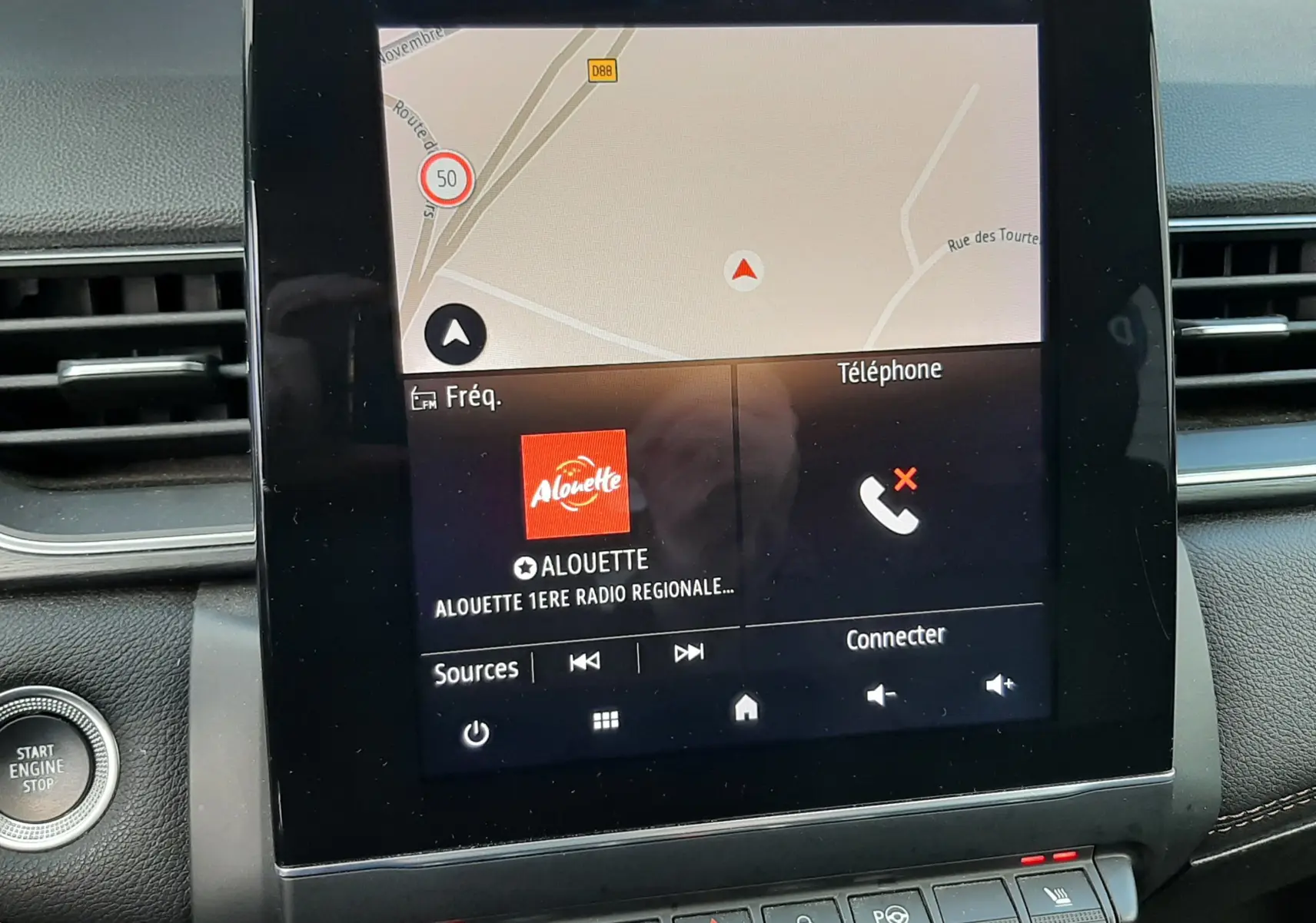 Écran tactile central du Renault Captur 2020 affichant la navigation, la radio Alouette et les commandes climatisation.