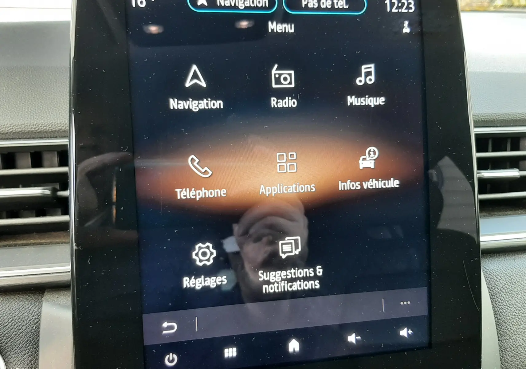Écran tactile central du Renault Captur 2020 affichant le menu principal avec navigation, radio et téléphone.