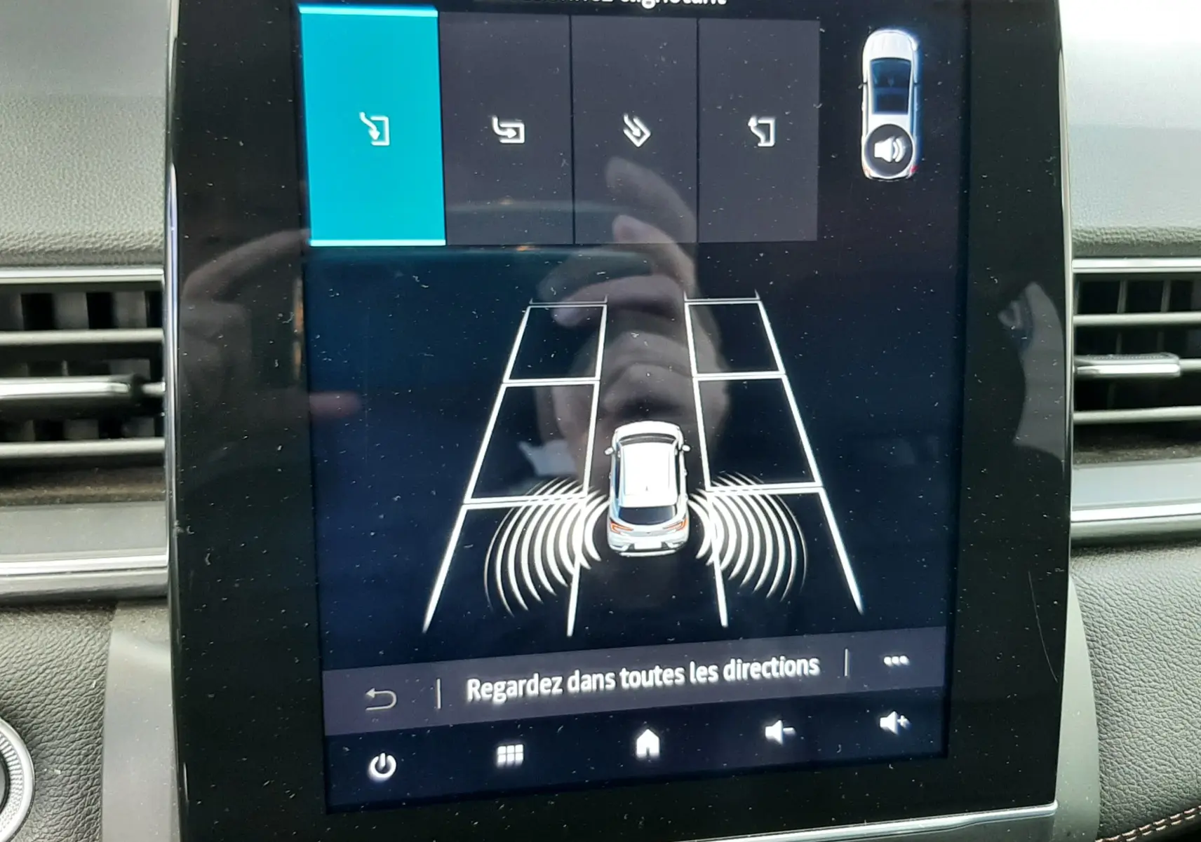 Écran central du Renault Captur 2020 affichant l'aide au stationnement avec vue 3D du véhicule blanc toit noir.