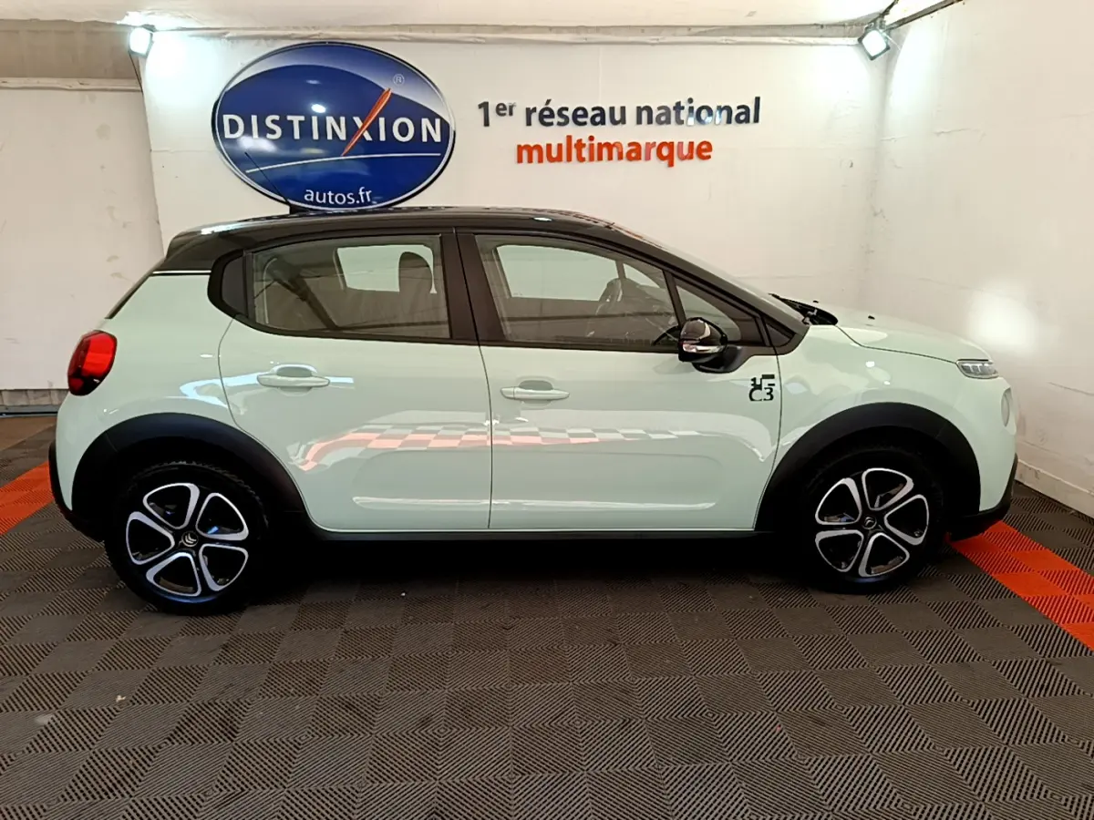 Profil côté gauche d'une Citroën C3 PureTech 82 S&S BVM Graphic vert clair avec toit noir et jantes stylisées