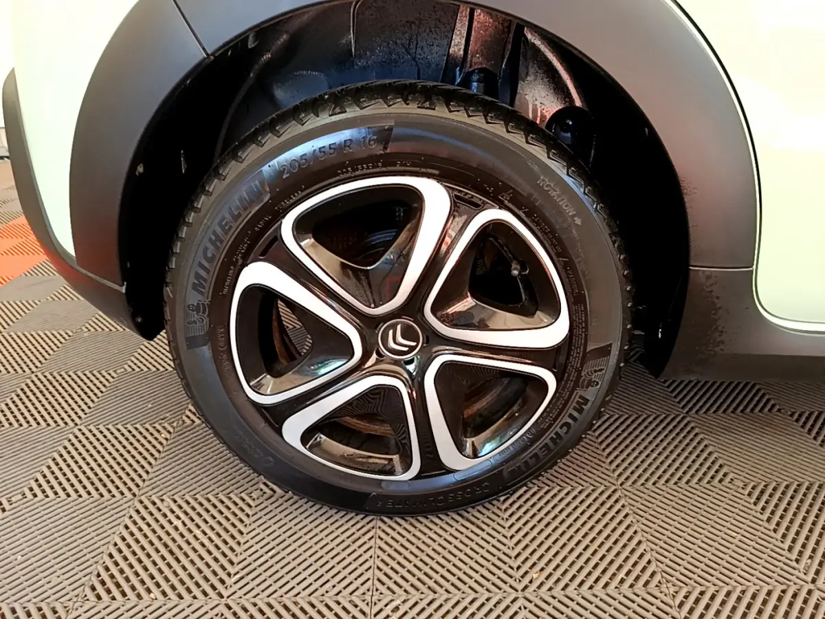 Gros plan sur la roue avant gauche de la Citroën C3 vert clair, mettant en valeur la jante alliage au design moderne.