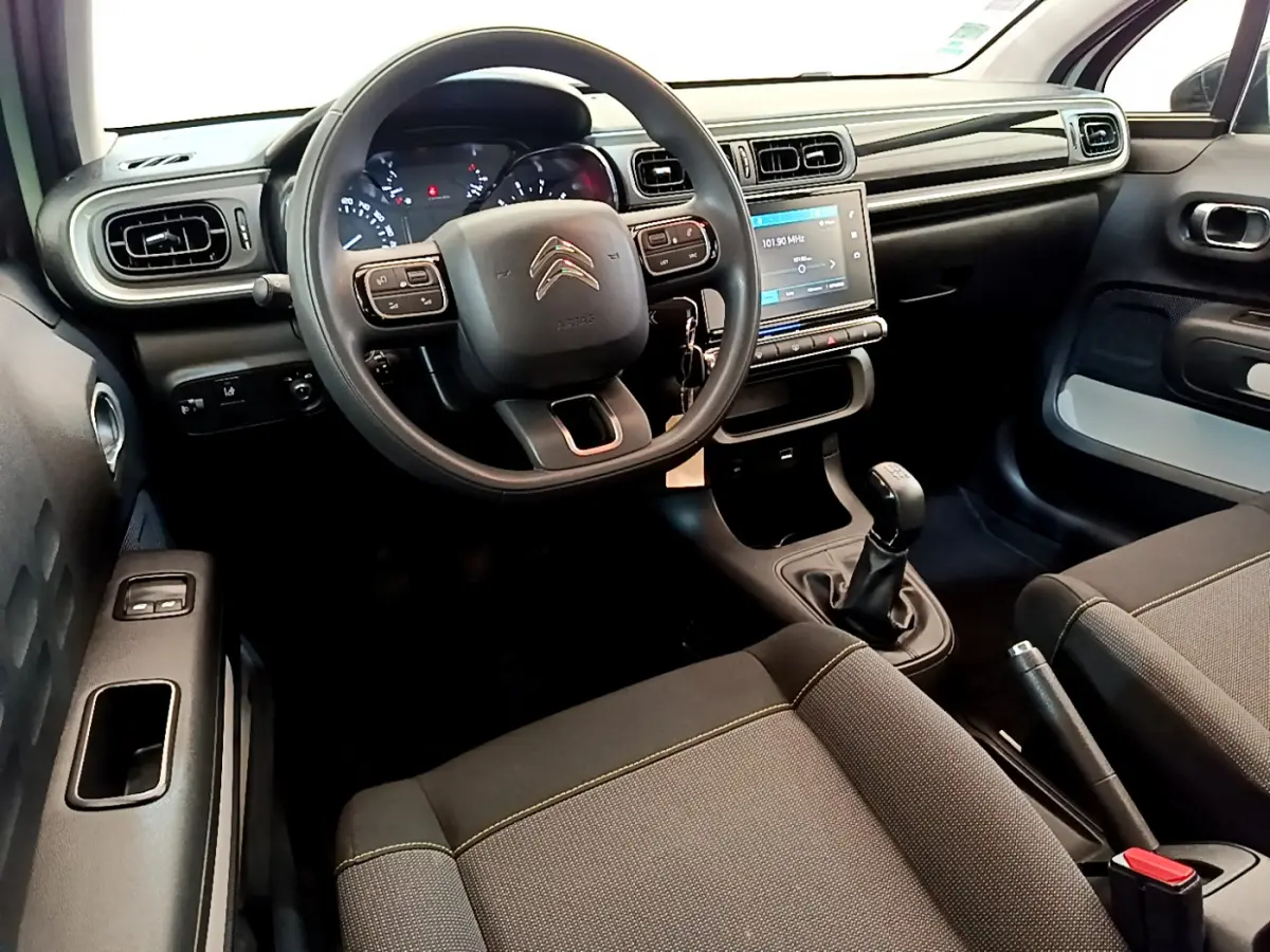 Intérieur de la Citroën C3 PureTech 82, vue côté conducteur montrant le volant multifonction et l'écran tactile central.