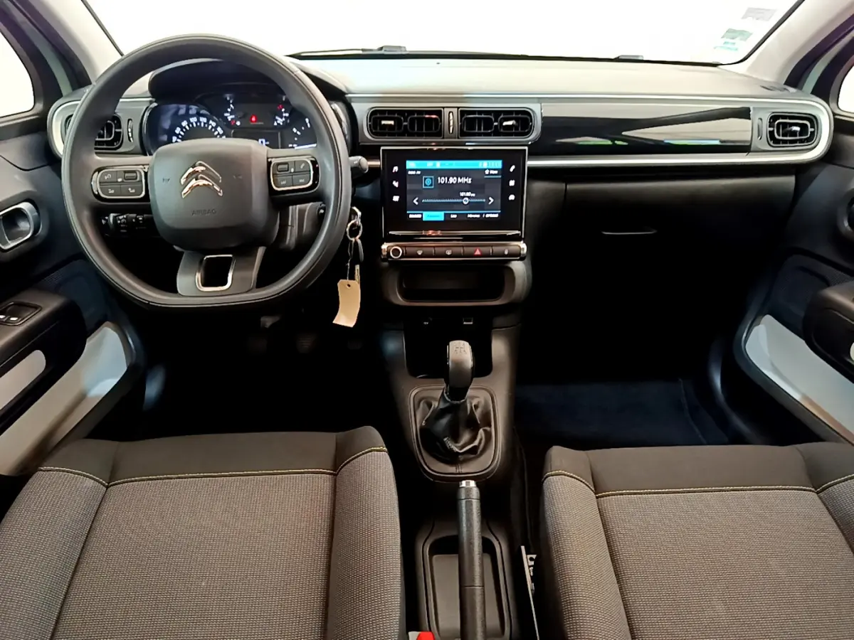 Intérieur de la Citroën C3 PureTech 82, vue frontale du tableau de bord avec écran tactile et volant multifonctions.