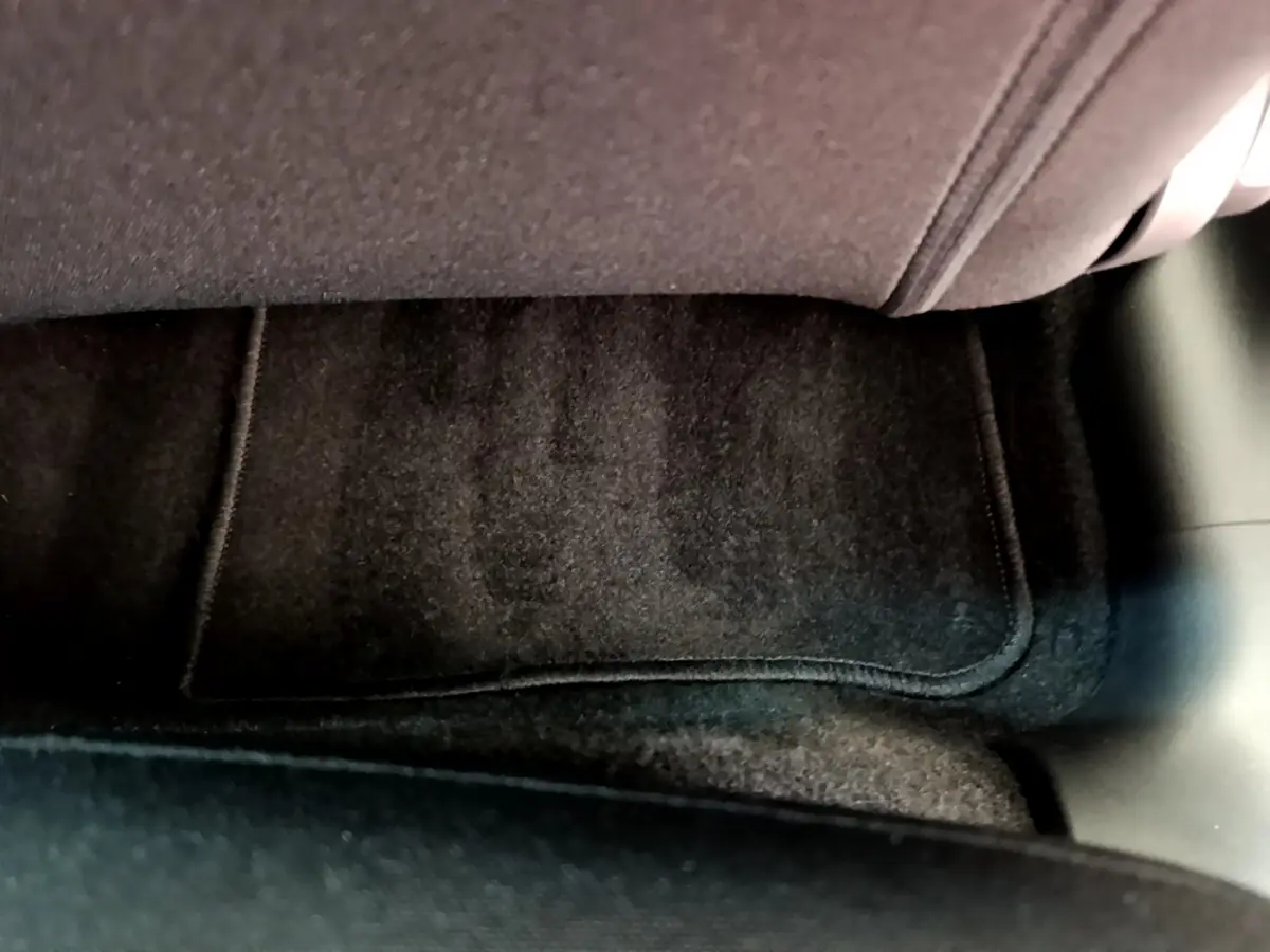 Vue rapprochée du tapis de sol noir sous le siège avant droit d'une Citroën C3 vert 2019 PureTech Graphic.
