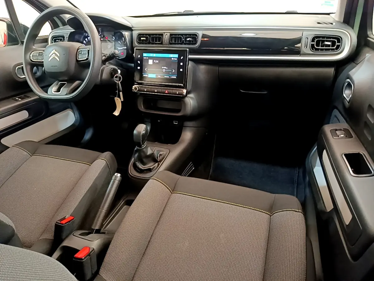 Intérieur avant du Citroën C3 PureTech 2019, vue côté conducteur, tableau de bord noir avec écran tactile 7 pouces.