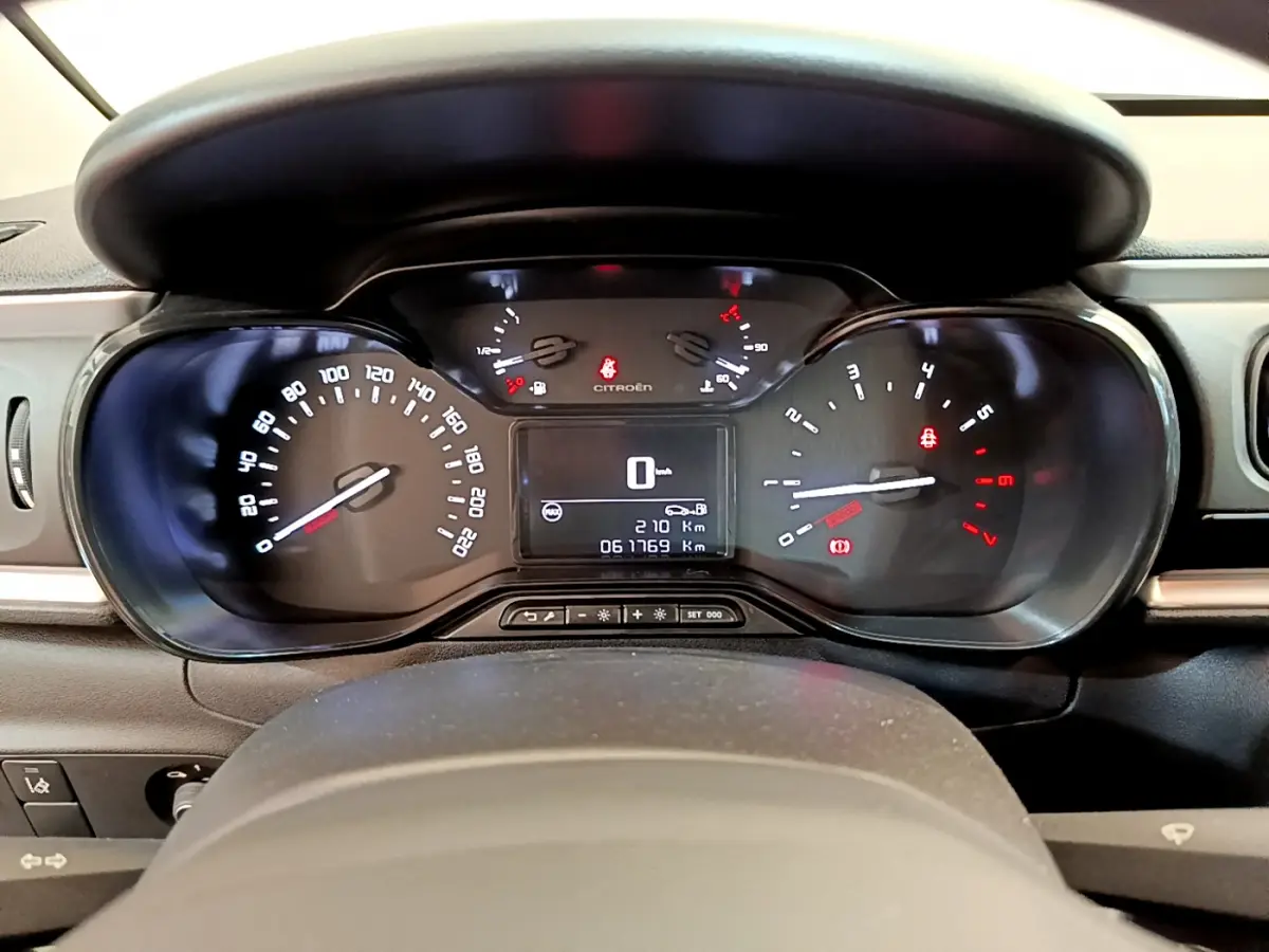 Tableau de bord de Citroën C3 PureTech 82 2019, affichage numérique et compteurs analogiques vus de face.