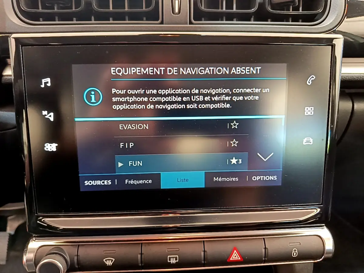 Écran tactile central de la Citroën C3 PureTech 82, affichant un message d'absence de navigation, vue rapprochée intérieure.