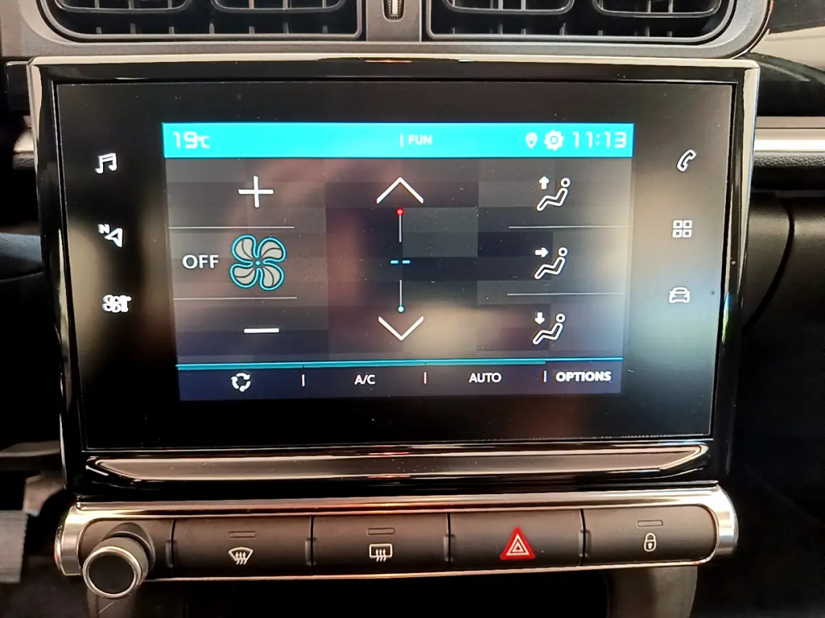 Écran tactile central de la Citroën C3 2019 affichant les réglages de climatisation à 19°C, vue frontale rapprochée.