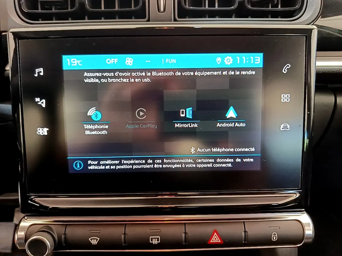 Écran tactile central de la Citroën C3 affichant les options Bluetooth, Apple CarPlay, MirrorLink et Android Auto.