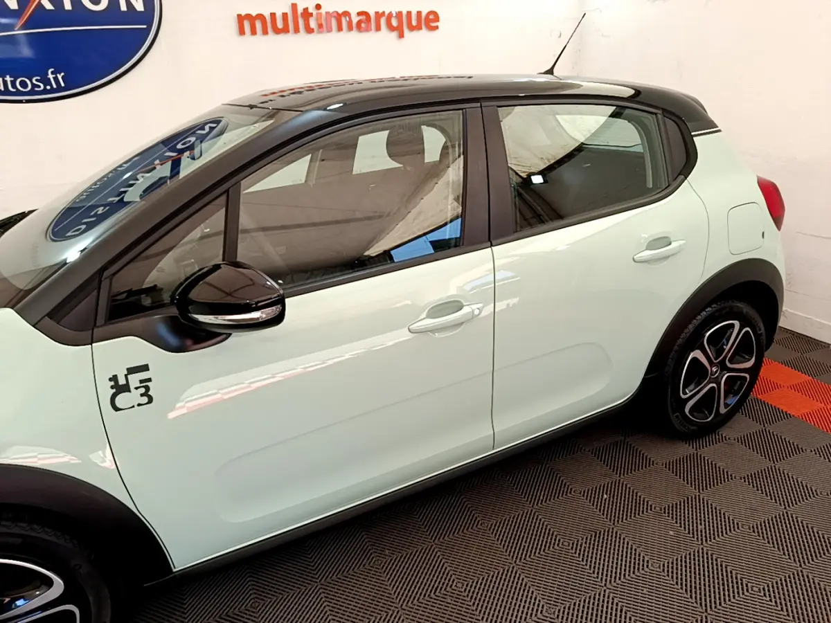 Profil côté gauche d'une Citroën C3 2019 vert clair avec toit noir et jantes distinctives en alliage.