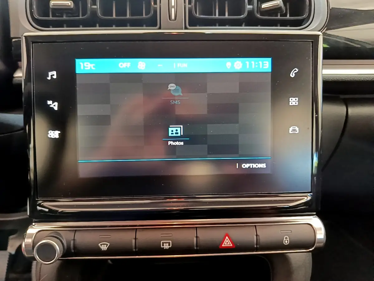 Écran tactile central affichant les options multimédia dans l'habitacle d'une Citroën C3 2019.