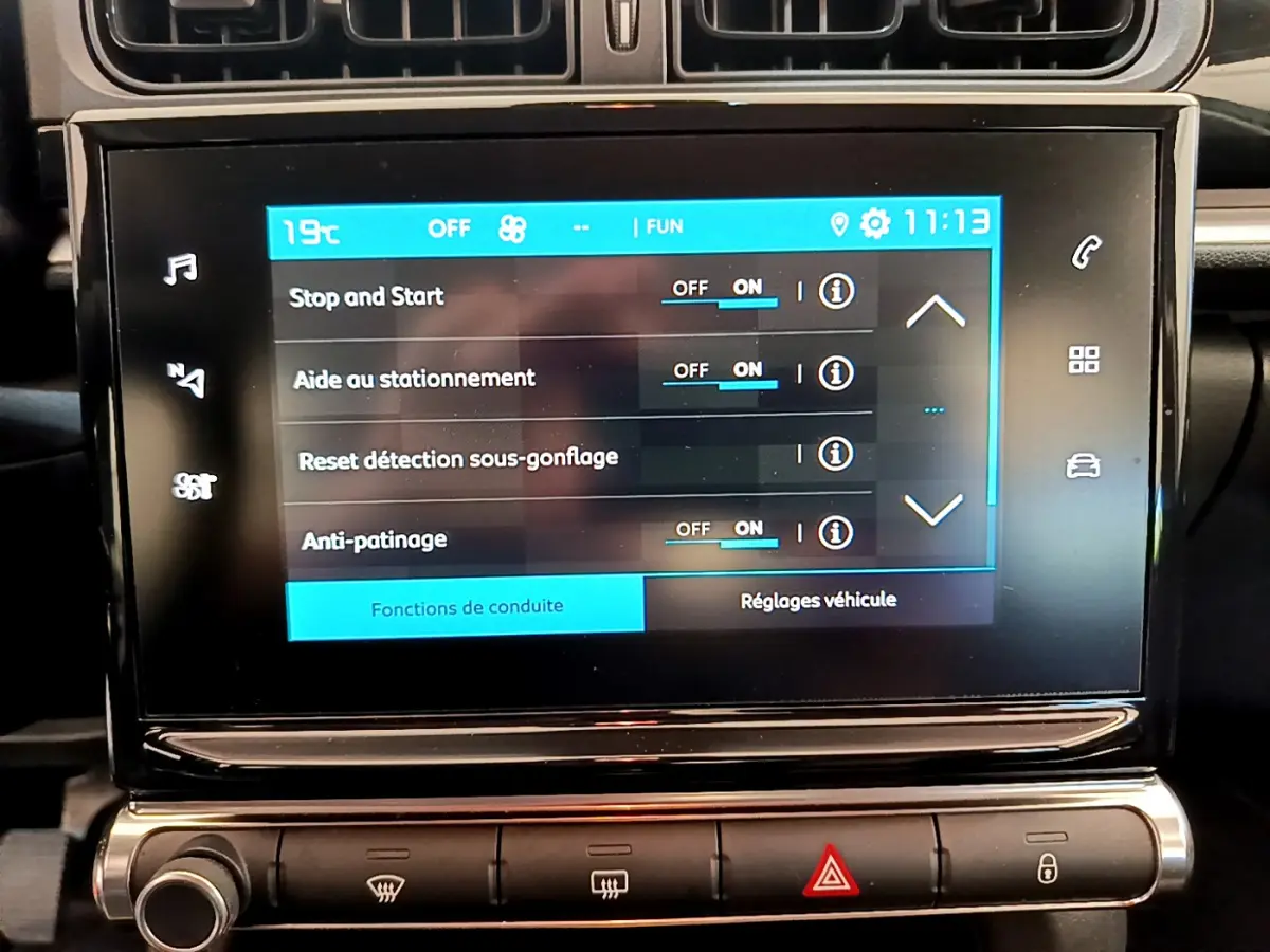 Écran tactile central de la Citroën C3 affichant les réglages d’aide à la conduite, vue rapprochée intérieure.
