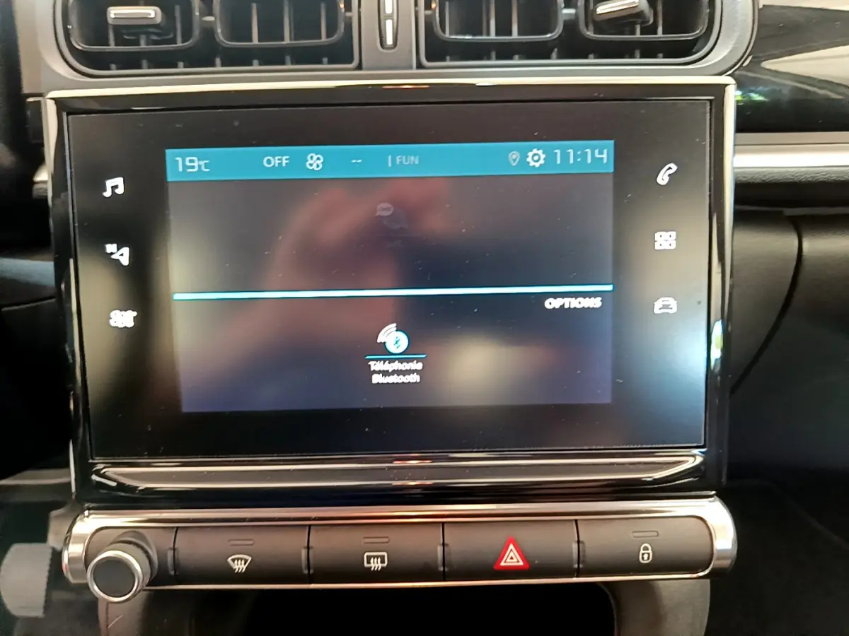 Écran tactile central affichant la connexion Bluetooth dans l'habitacle noir de la Citroën C3 2019.