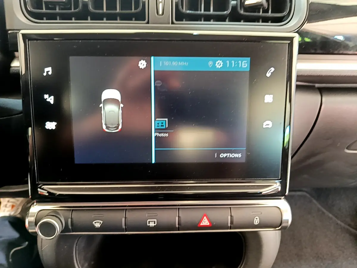 Écran tactile central de la Citroën C3 PureTech 82 vert, vue rapprochée du tableau de bord intérieur.