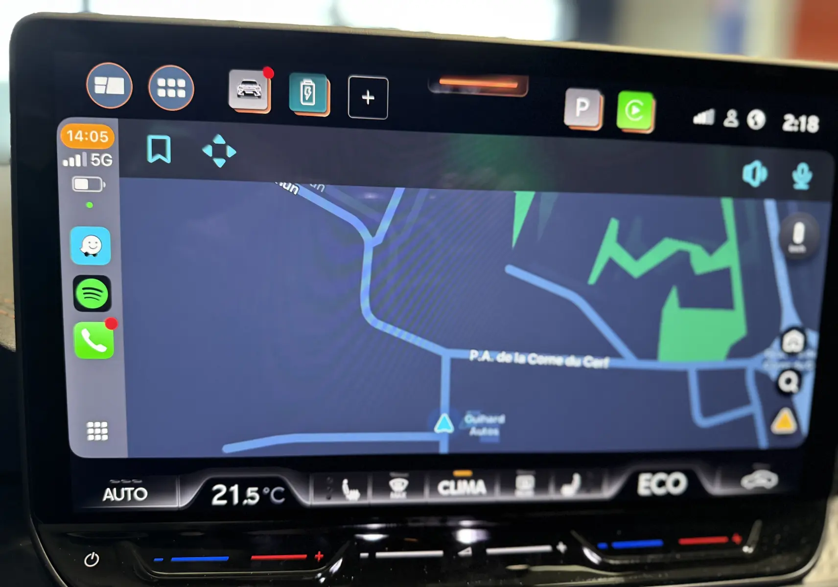 Écran tactile central du tableau de bord du CUPRA Formentor noir minuit, affichant la navigation GPS et la climatisation à 21,5°C.
