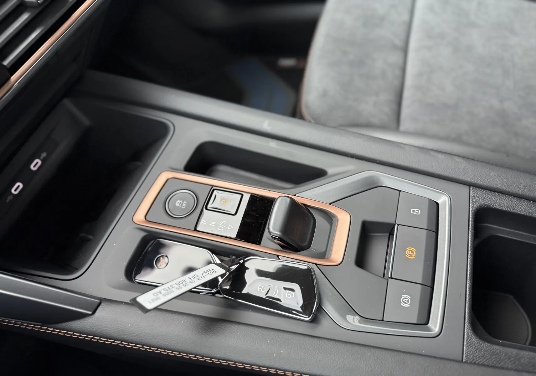 Vue rapprochée de la console centrale noire avec levier de boîte automatique et clé du CUPRA Formentor 1.5 eHybrid 2025.