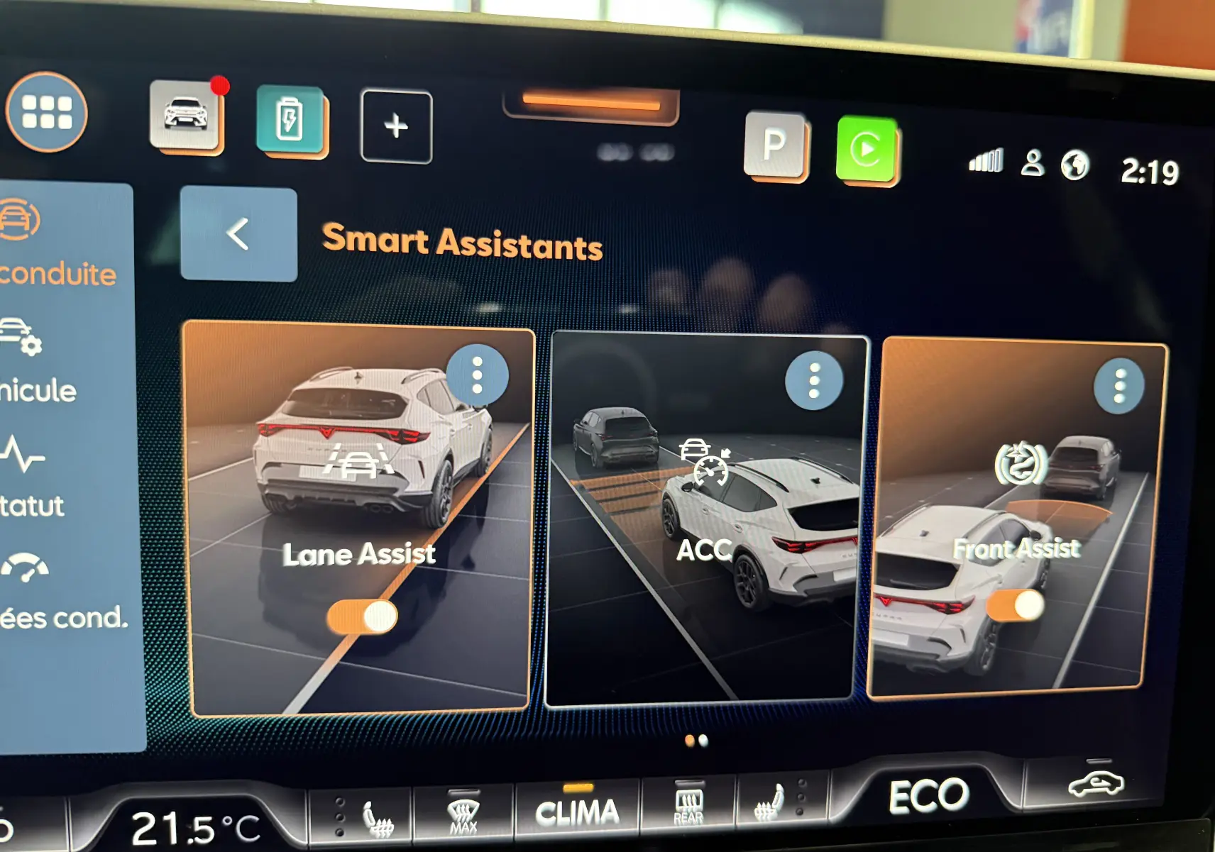 Écran tactile intérieur montrant les assistants de conduite d’une CUPRA Formentor noir minuit en vue arrière 3/4.