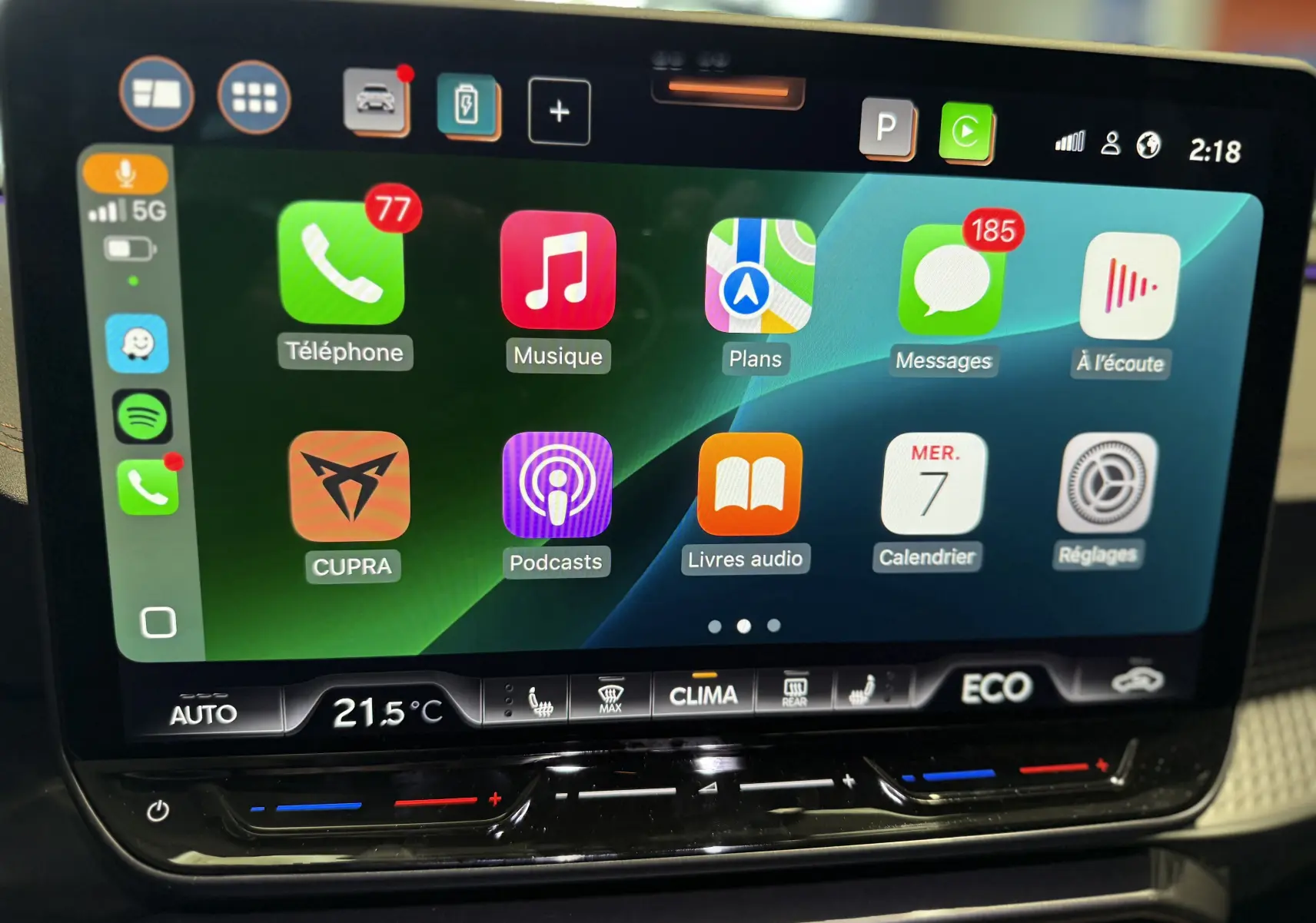 Écran tactile central de la CUPRA Formentor 1.5 eHybrid 2025 affichant l’interface Apple CarPlay avec commandes climatisation en dessous.