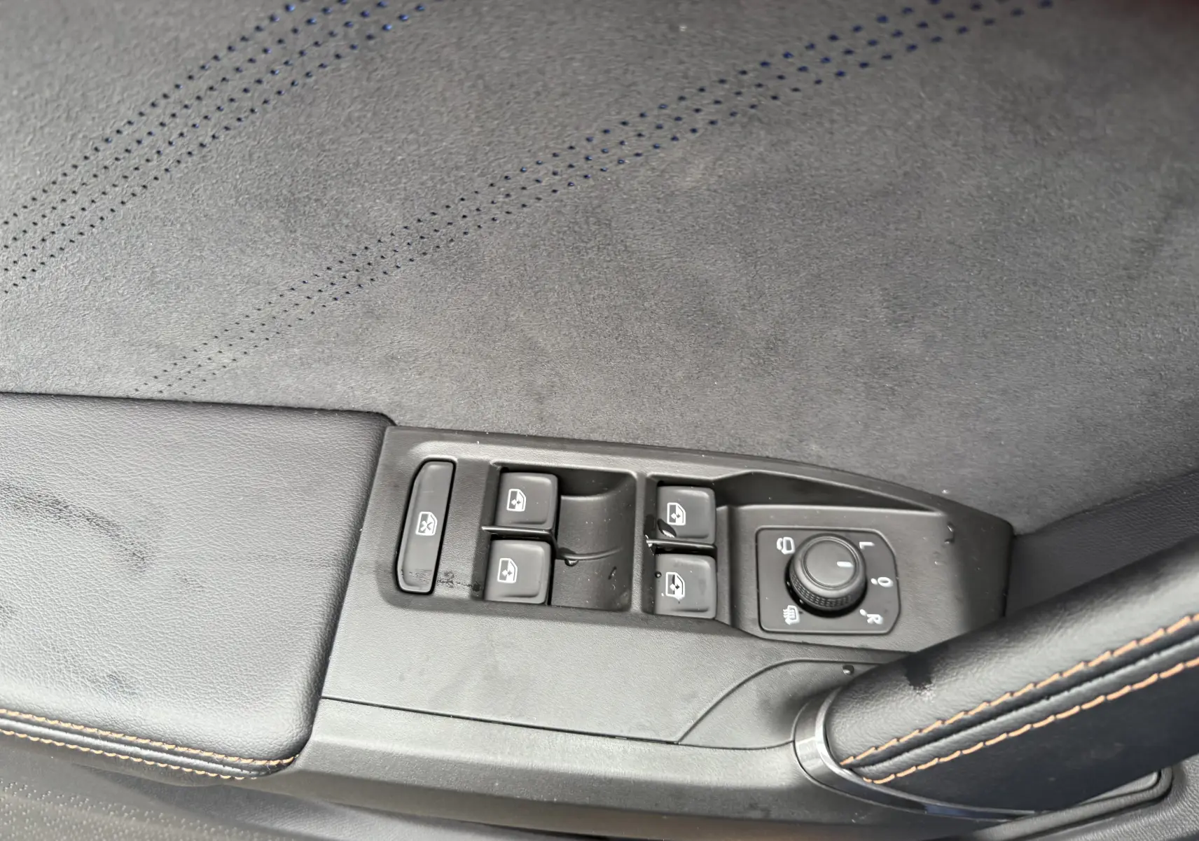 Détail des commandes de lève-vitres et rétroviseurs sur la porte côté gauche du CUPRA Formentor noir Minuit.