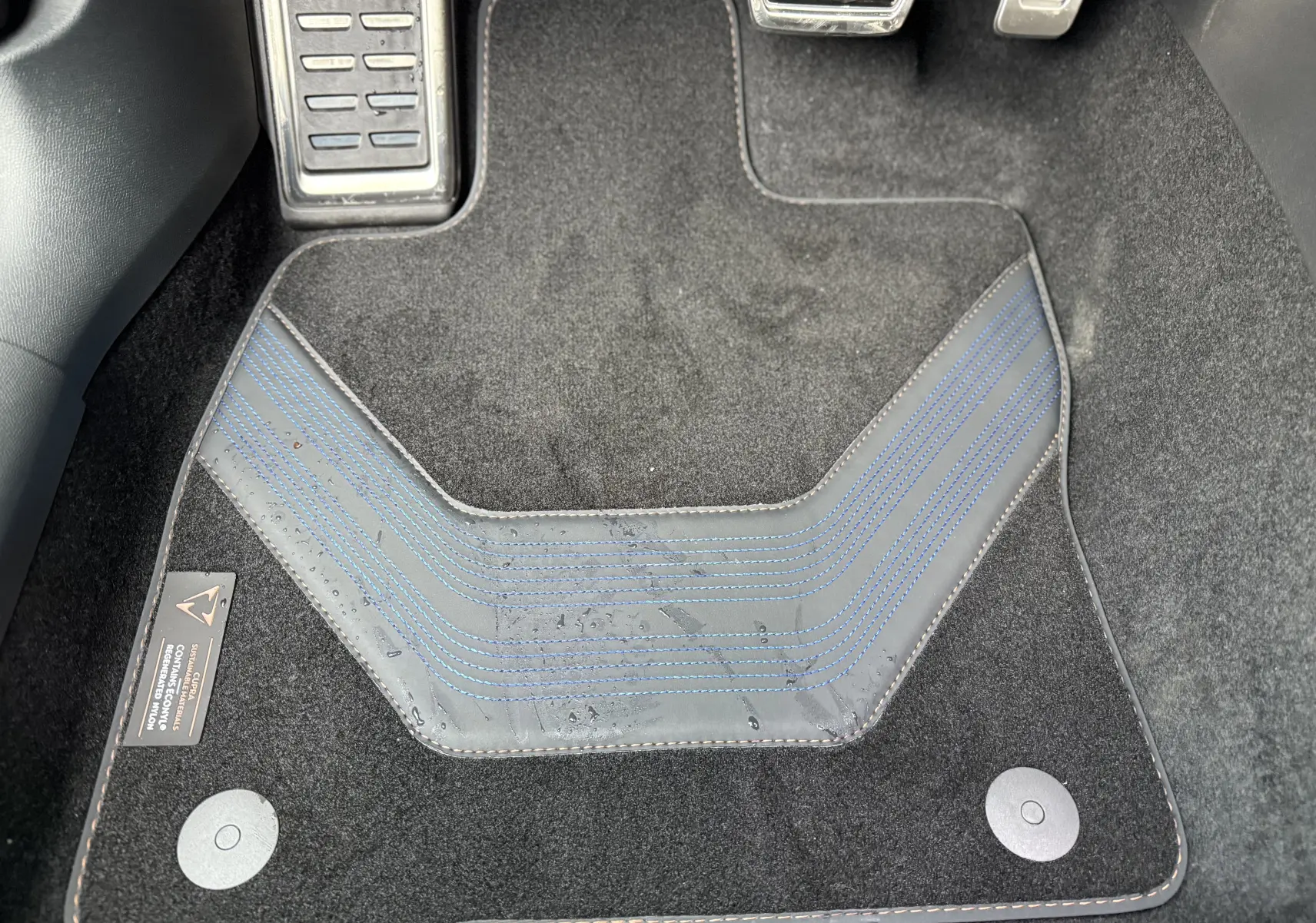 Tapis de sol noir avec surpiqûres bleues dans l'habitacle côté conducteur du CUPRA Formentor 1.5 eHybrid 2025.