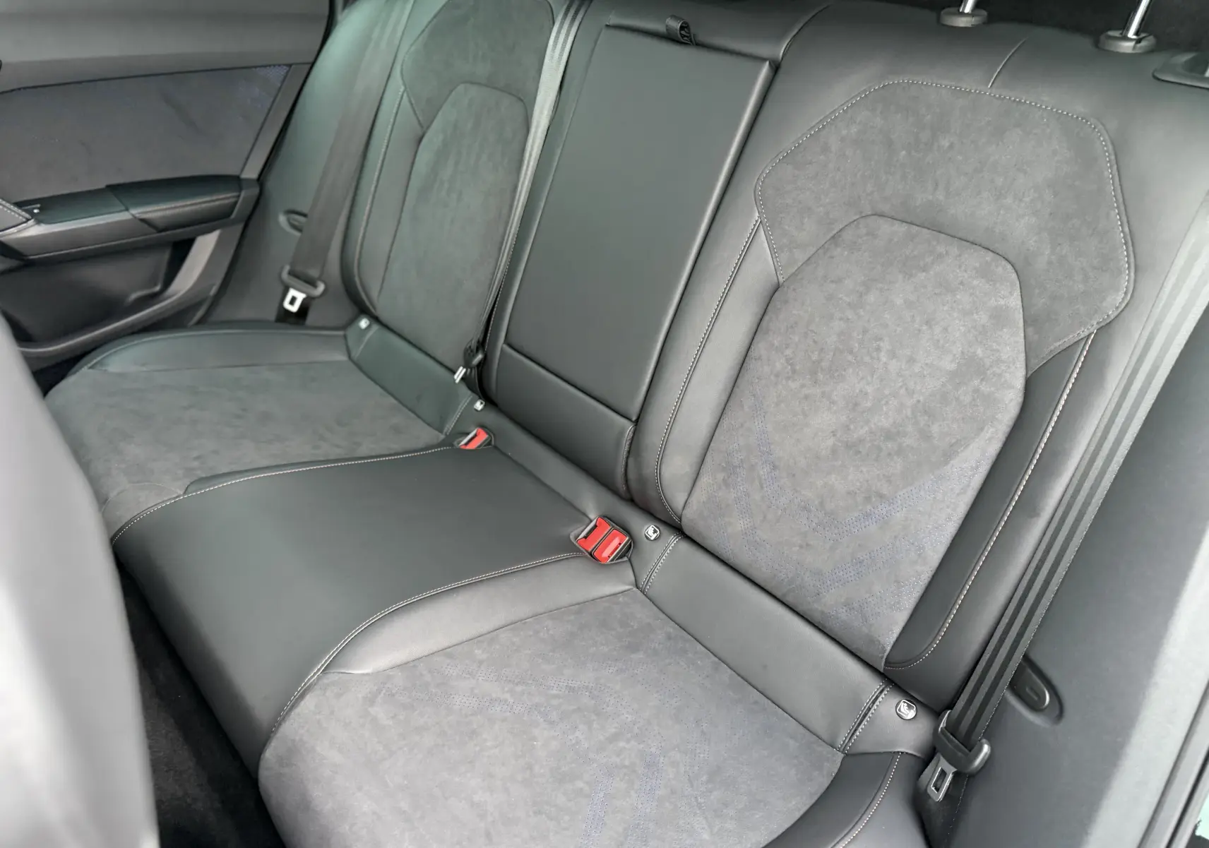 Vue intérieure sur les sièges arrière en cuir et alcantara gris foncé du CUPRA Formentor 1.5 eHybrid 2025.