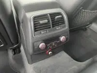 Gros plan sur la console arrière de l’Audi A6 Avant gris métal 2018, avec commandes de climatisation et prises visibles.
