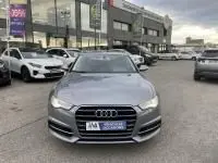 Audi A6 Avant 2.0 TDI S-Line gris métal vue de face, mettant en valeur sa calandre distinctive et ses phares LED.