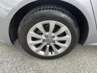 Gros plan sur la roue avant droite d'une Audi A6 Avant gris métal 2018, mettant en valeur la jante alliage et le pneu.