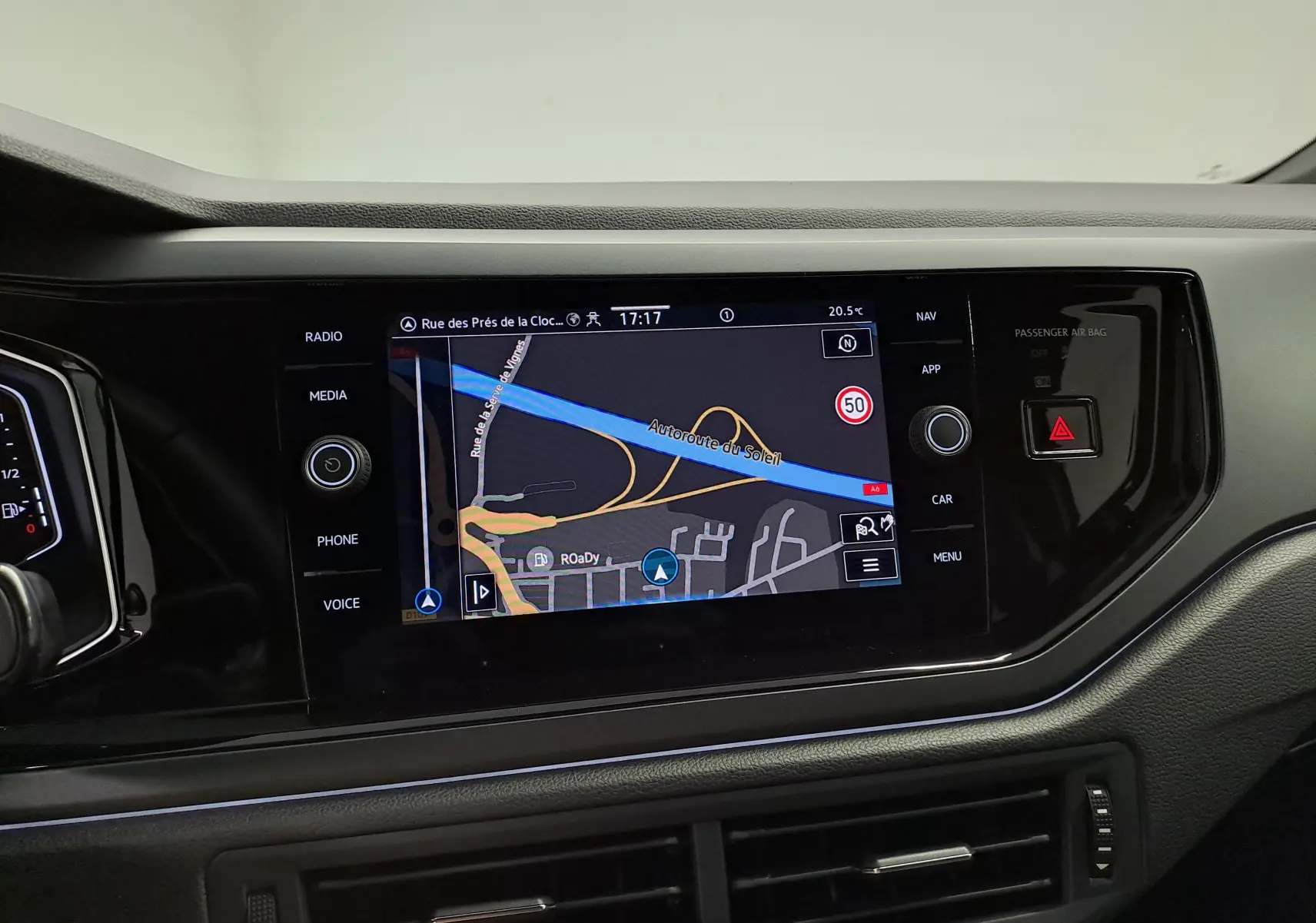 Écran tactile central du Volkswagen Taigo 2025 affichant la navigation avec carte et commandes autour.