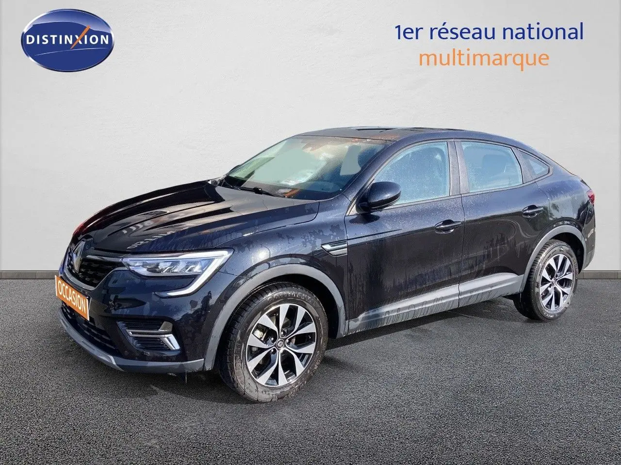 Renault Arkana noir métal en 3/4 avant droit, SUV hybride avec jantes bi-ton et feux LED distinctifs.