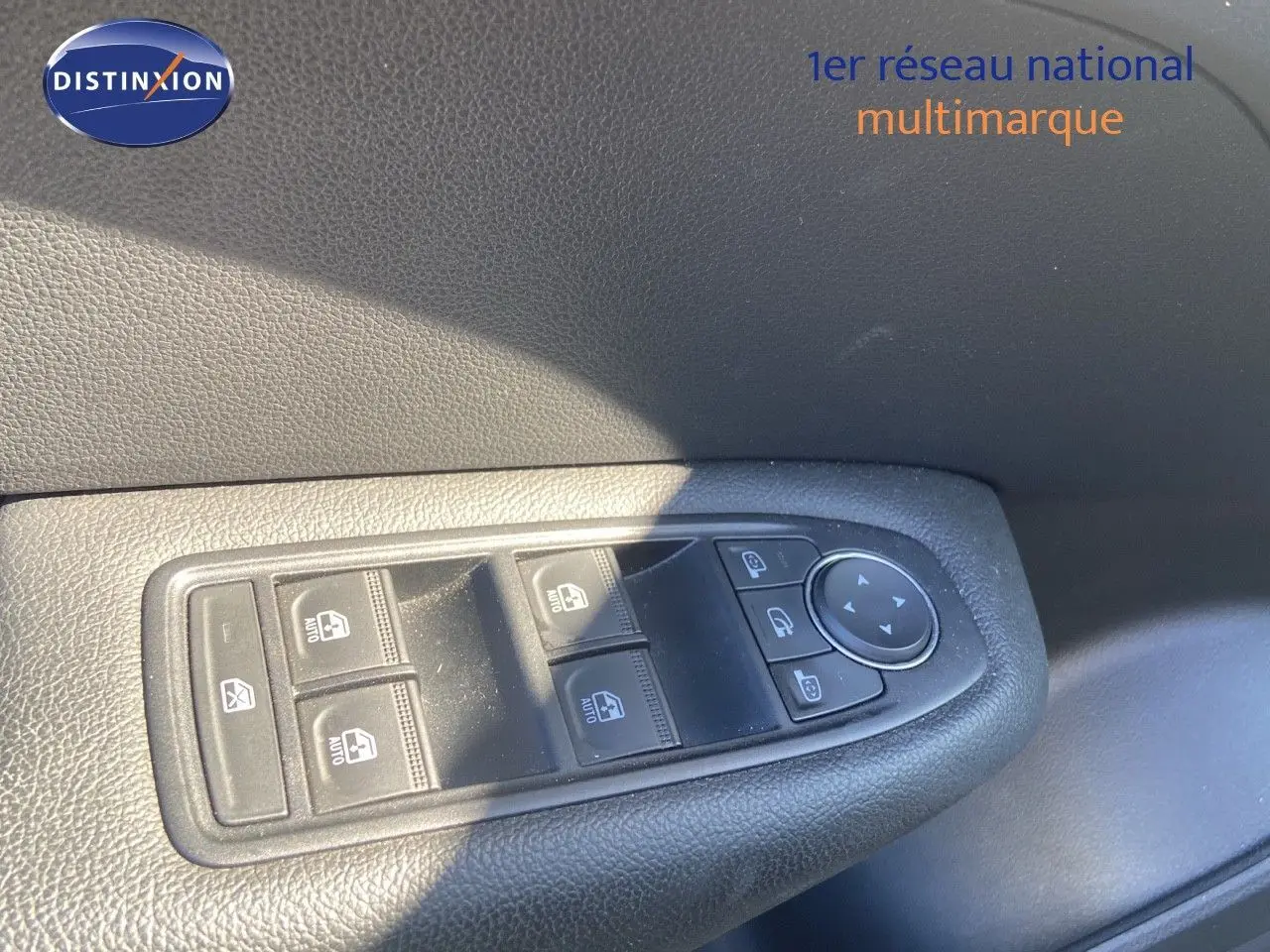 Commande des vitres électriques et réglage des rétroviseurs sur la porte côté gauche d’un Renault Arkana noir métal 2023.