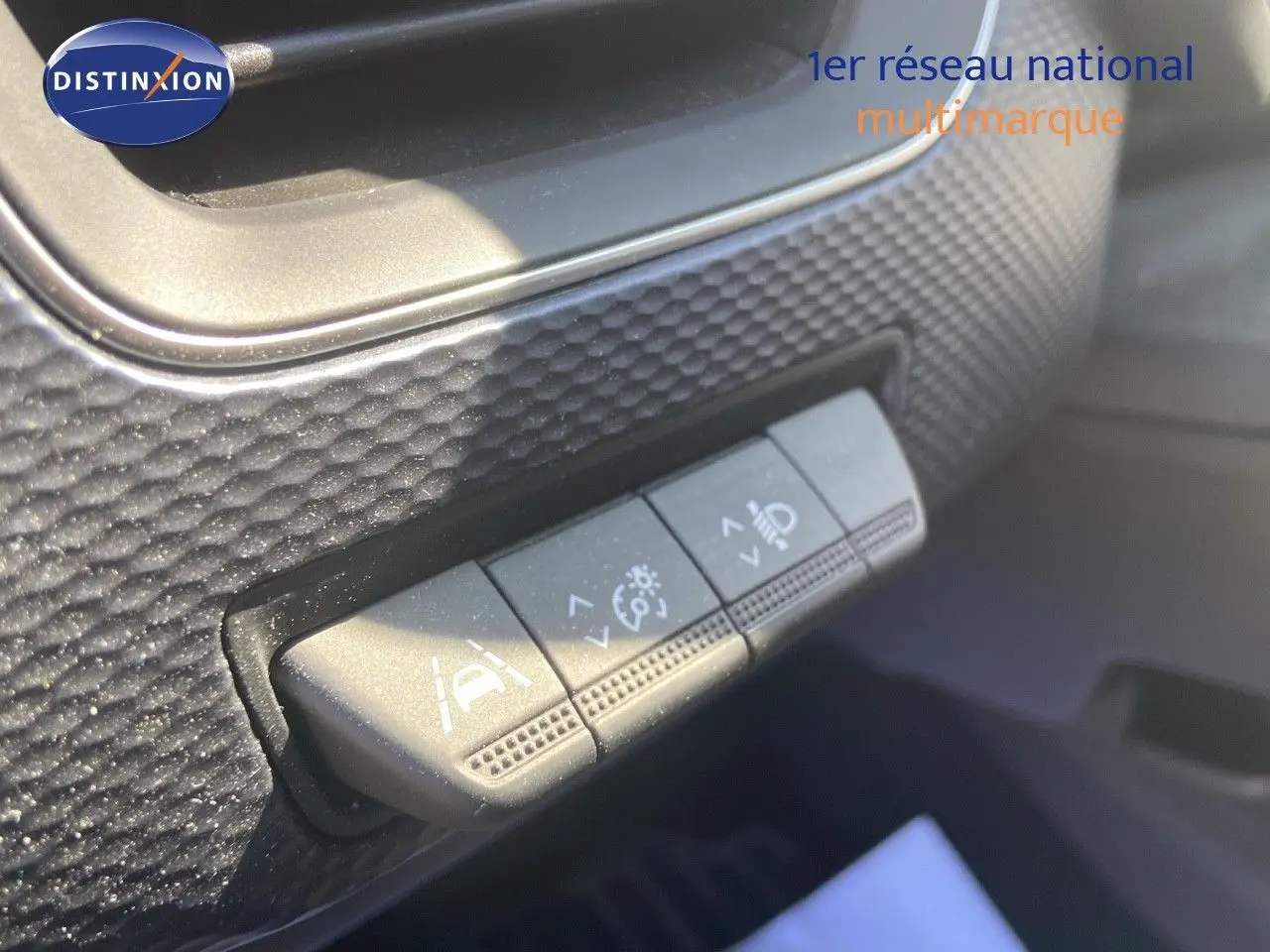 Gros plan sur les commandes de réglage d'assistance et éclairage dans l'habitacle du Renault Arkana noir métal 2023.