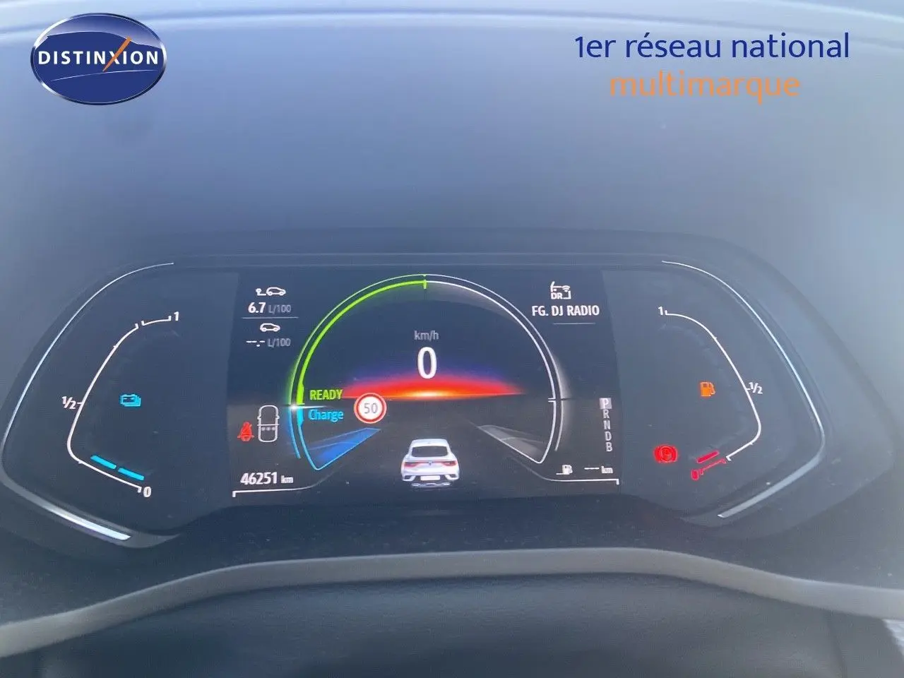 Tableau de bord numérique de Renault Arkana 1.6 E-TECH Hybrid 2023 affichant vitesse, consommation et autonomie.
