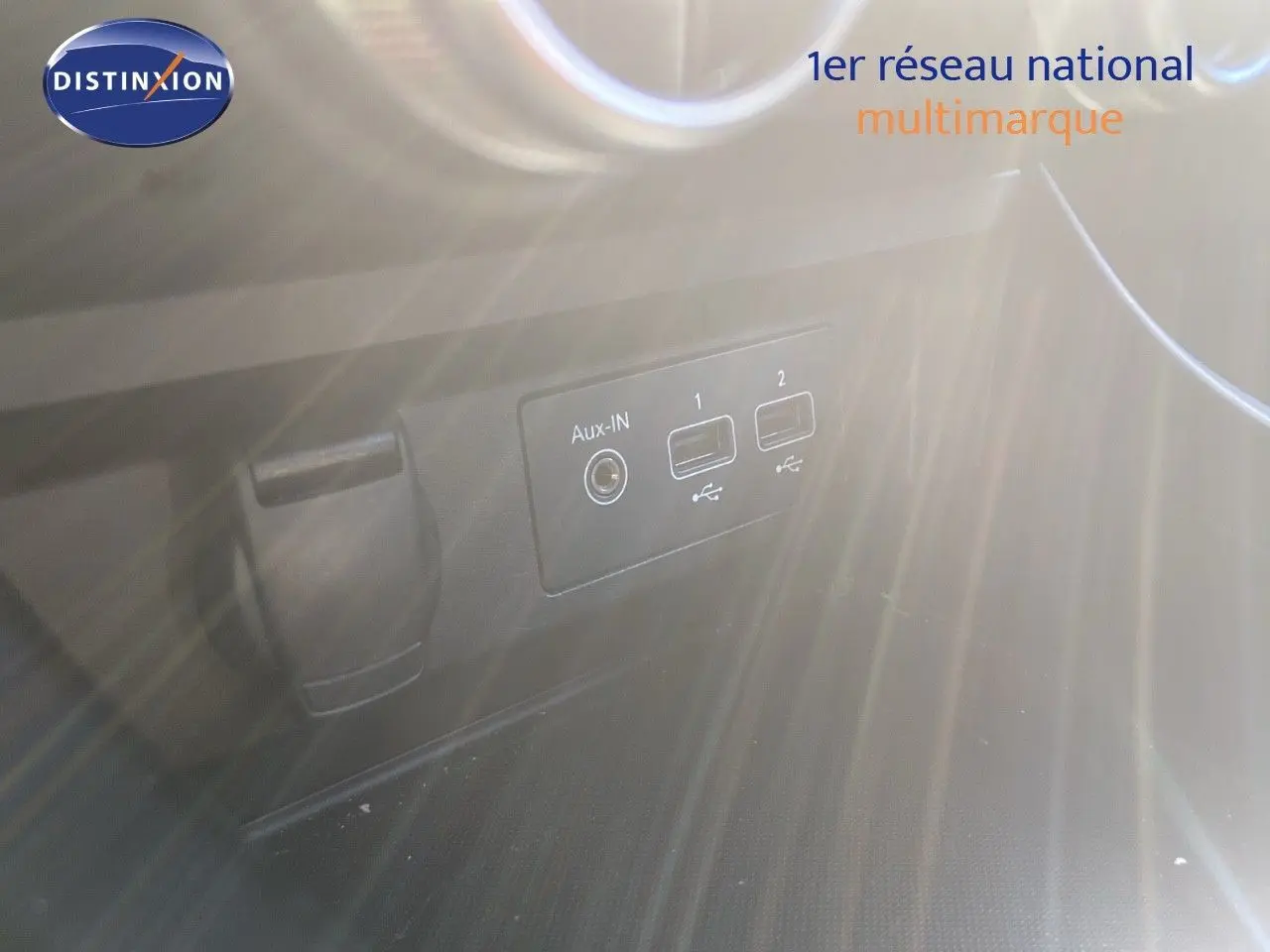 Détail du port Aux-IN et deux prises USB dans l’habitacle du Renault Arkana noir métal 2023.