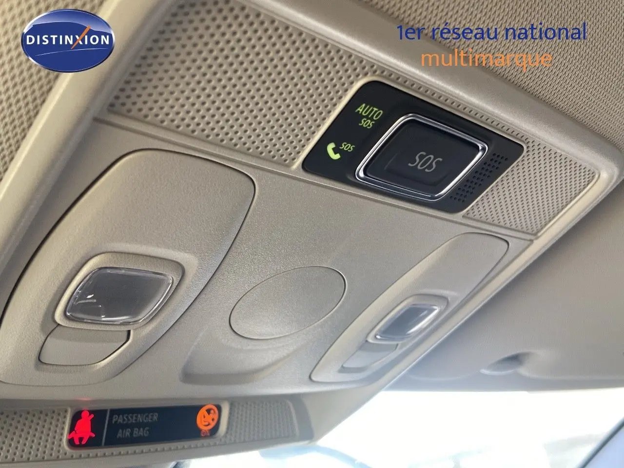 Vue intérieure du plafonnier avec bouton SOS et éclairages, Renault Arkana 1.6 E-TECH Hybrid 2023 noir métal.