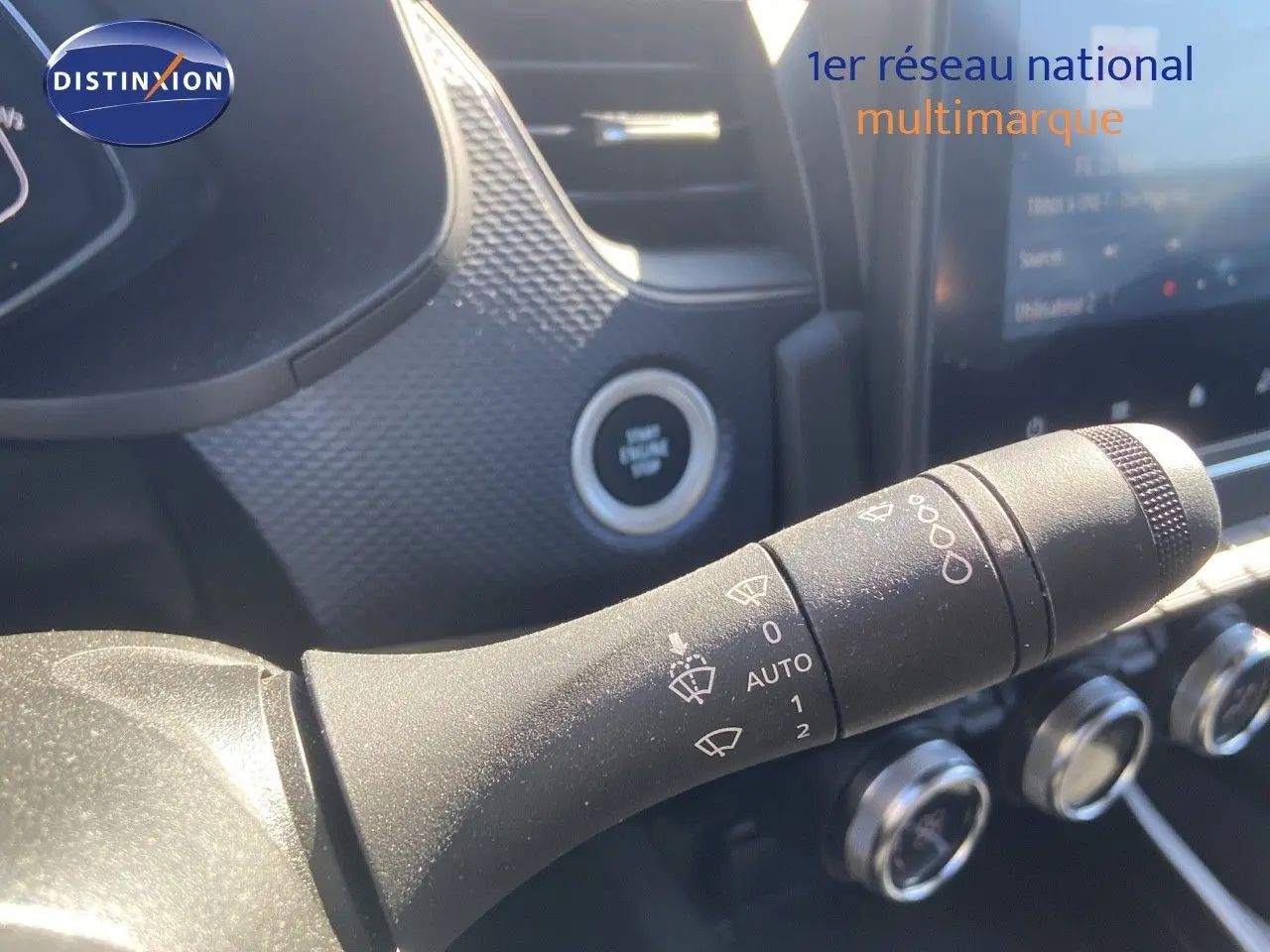 Gros plan sur la commande d'essuie-glace du tableau de bord du Renault Arkana noir métal 2023.
