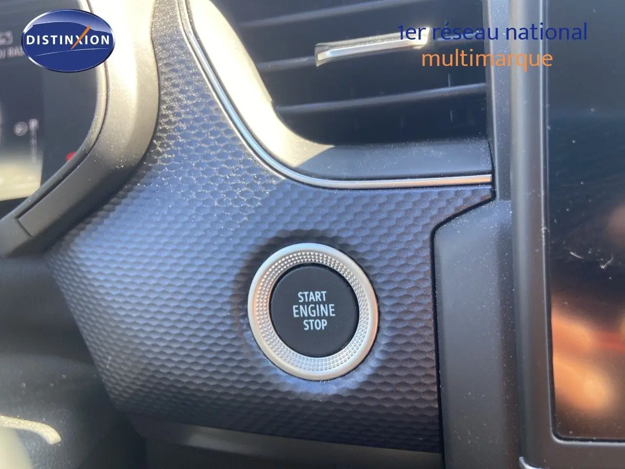 Détail du bouton start/stop sur tableau de bord texturé noir du Renault Arkana hybride 2023.