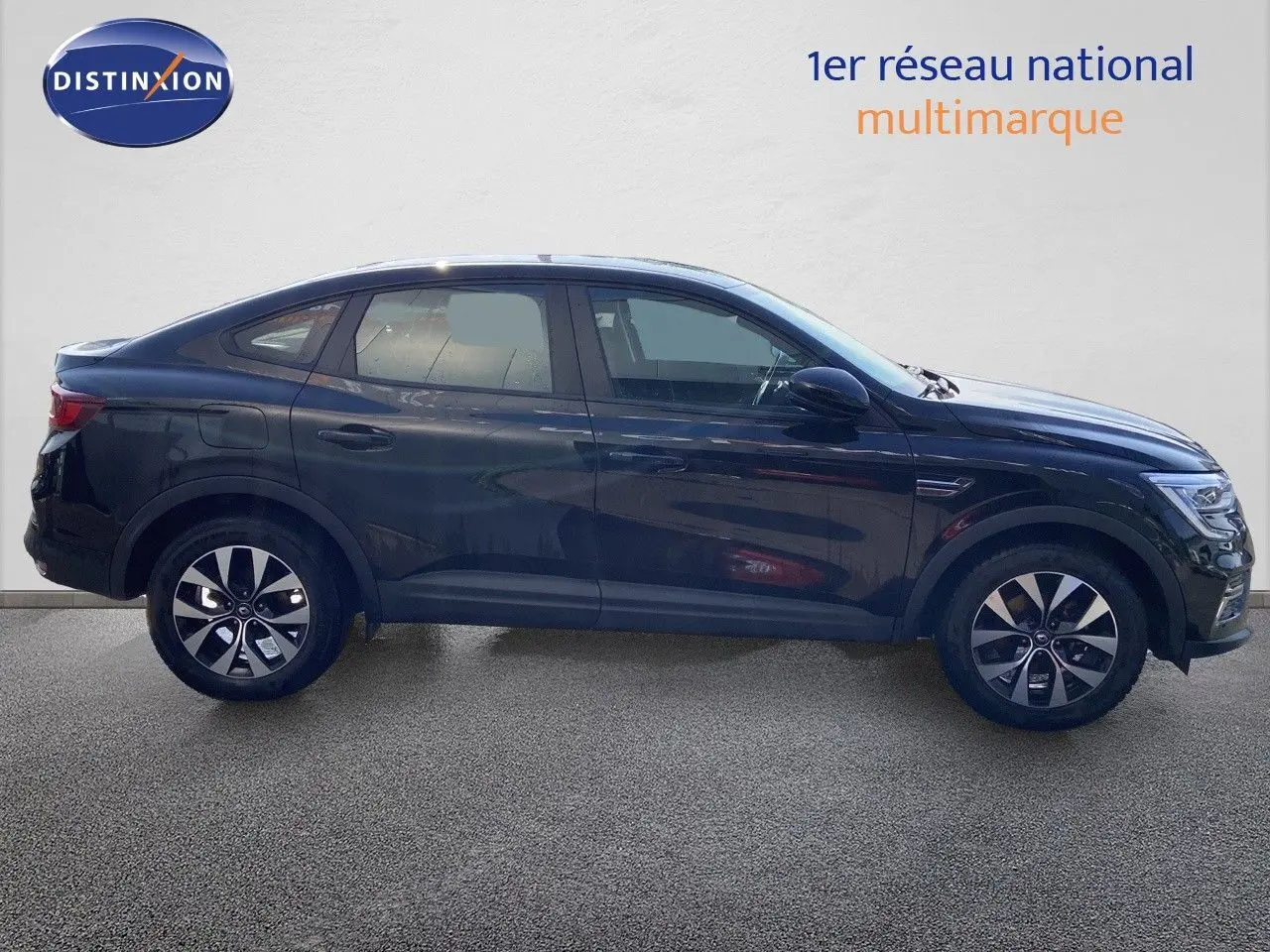 Profil droit d'un Renault Arkana noir métal 2023 avec jantes bi-ton et lignes fluides de SUV coupé.