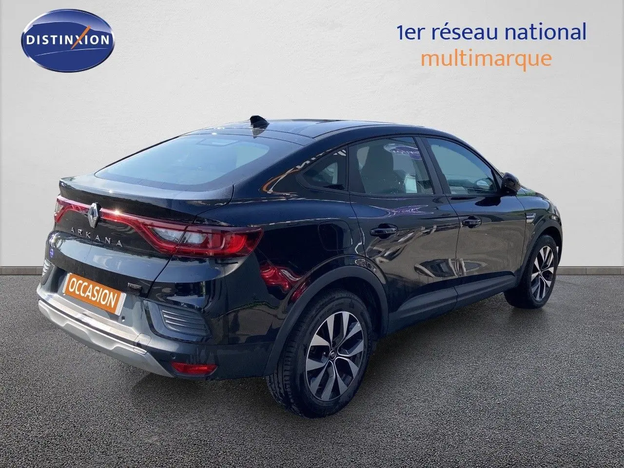 Renault Arkana noir métal en 3/4 arrière droit, mettant en valeur ses feux LED et ses jantes bi-ton.