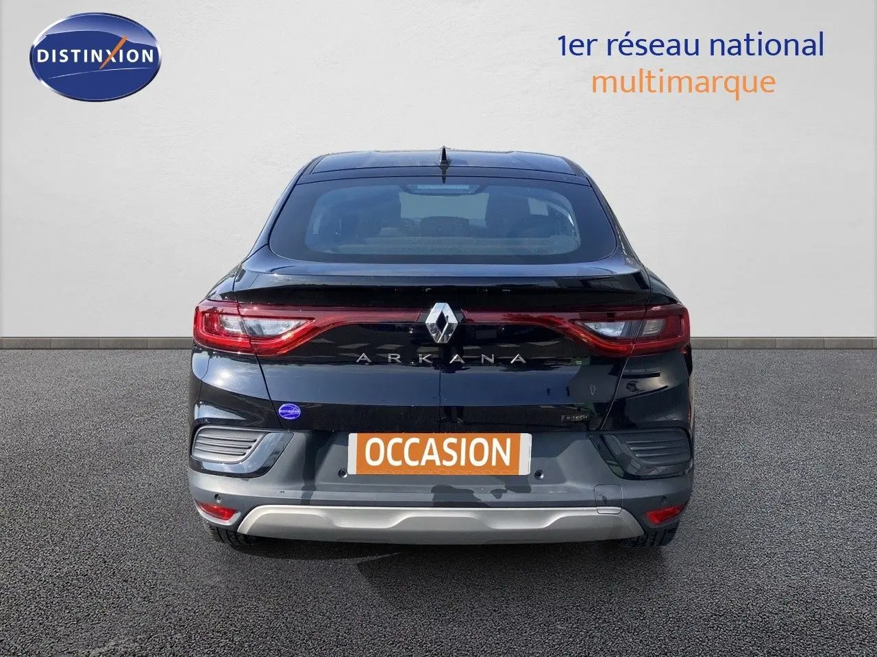 Vue arrière d'une Renault Arkana noire métallisée avec feux LED reliés et badge hybride visible.