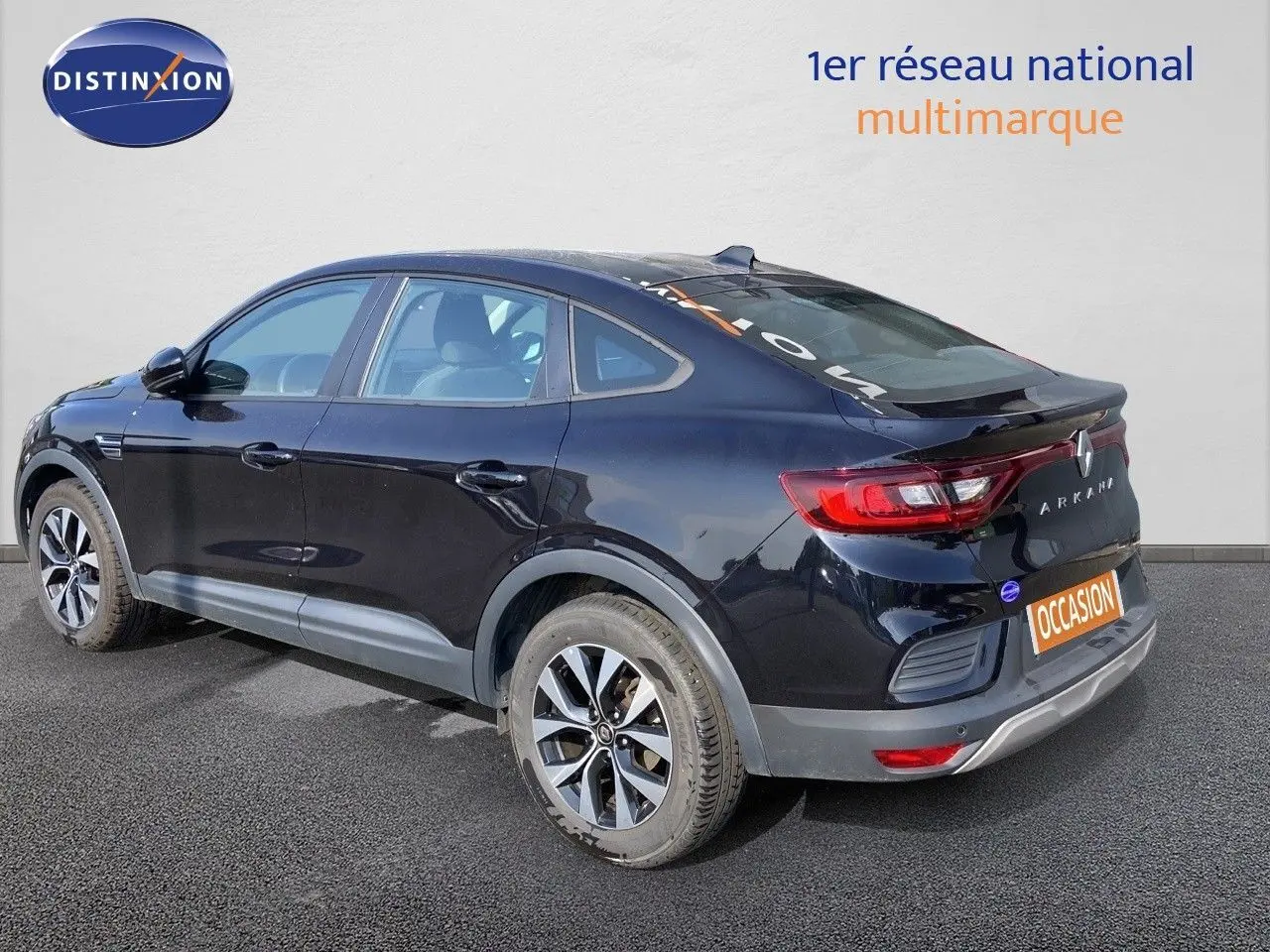 Renault Arkana noir métal en 3/4 arrière droit, mettant en valeur ses lignes fluides et ses jantes bi-ton.