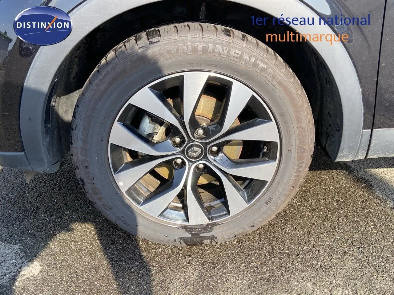 Gros plan sur la roue avant droite noire métal d’un Renault Arkana 1.6 E-TECH Hybrid avec jante alliage bicolore.